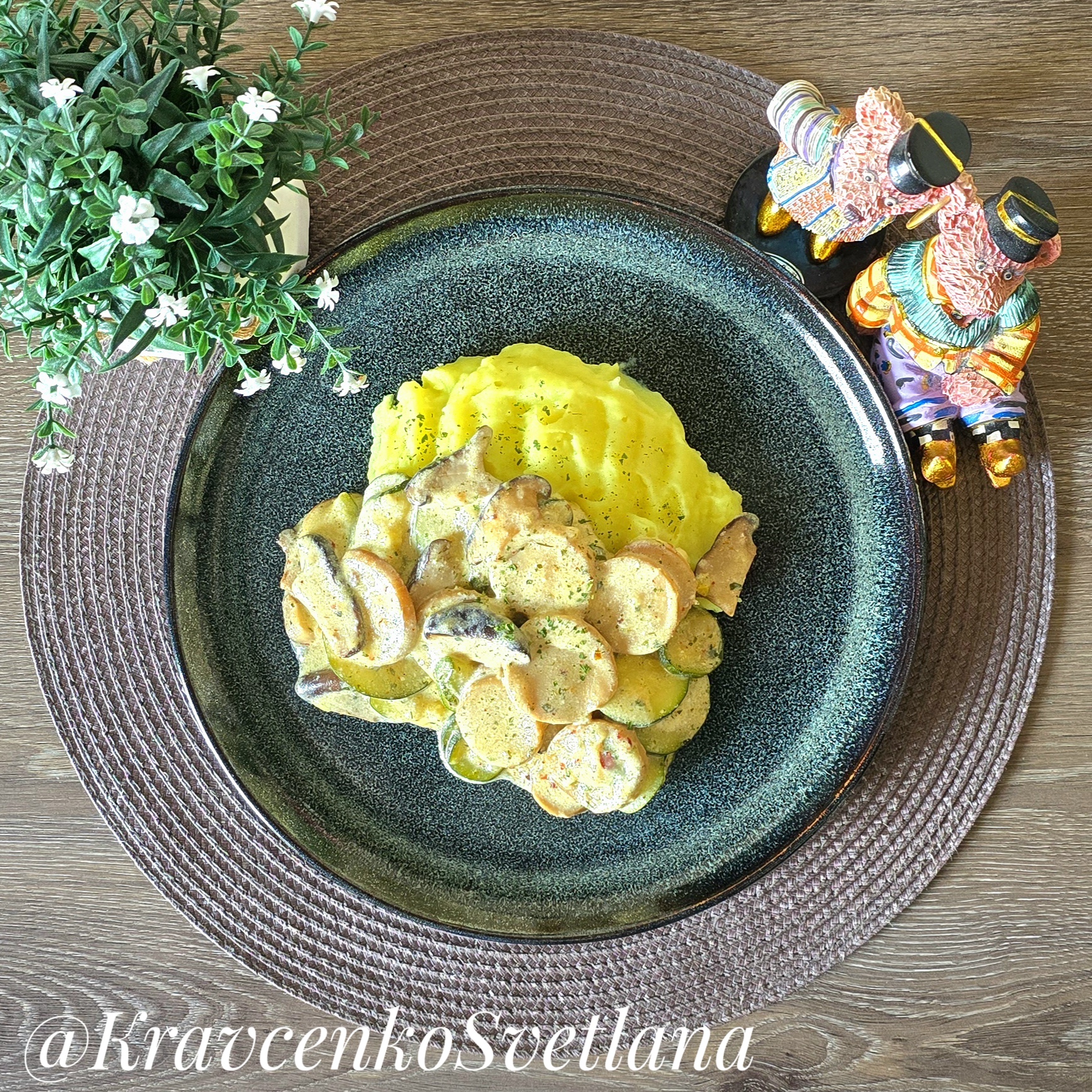 Грибы эринги и цукини в сметанном соусе