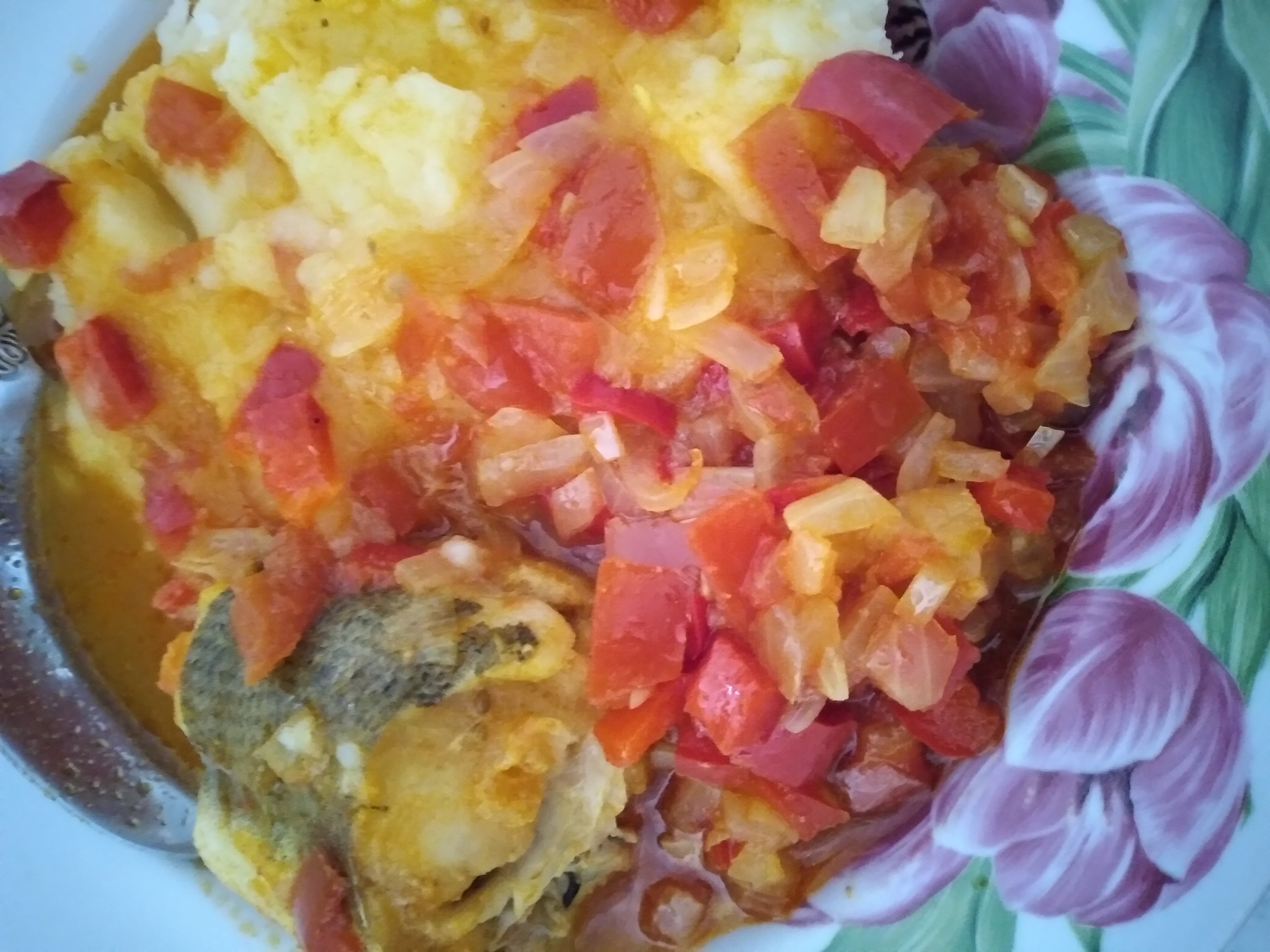 Хек под соусом из помидоров и перца