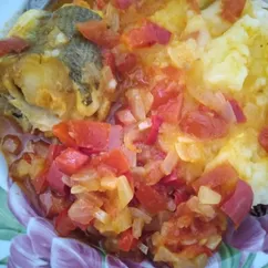 Хек под соусом из помидоров и перца