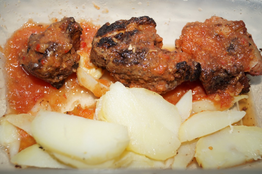 Шашлык, с печеной на костре картошкой
