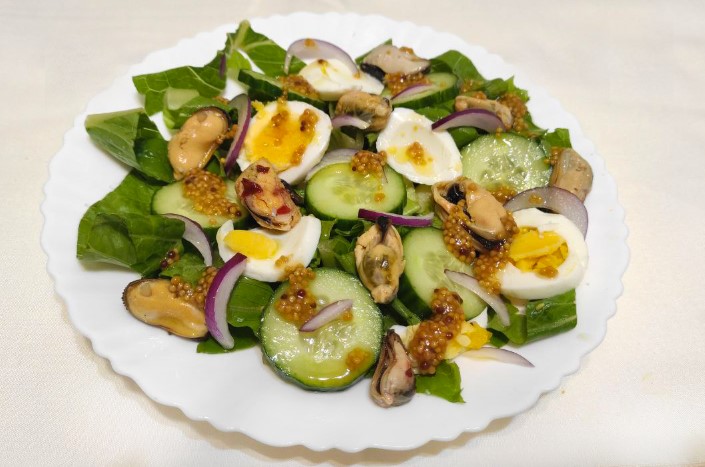 Салат с мидиями, яйцами и сыром - Лайфхакер