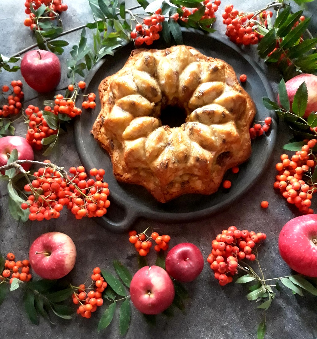Шарлотка с изюмом 🍎