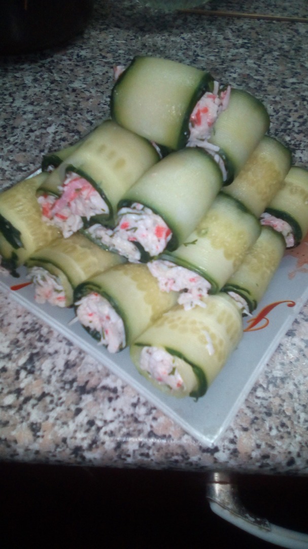 Роллы из огурцов и палочек сурими