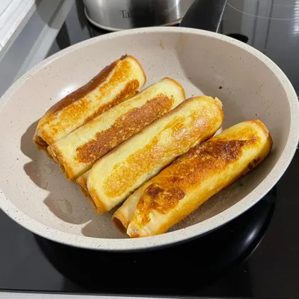 Горячие бутерброды-рулетики с сосисками (на сковороде)