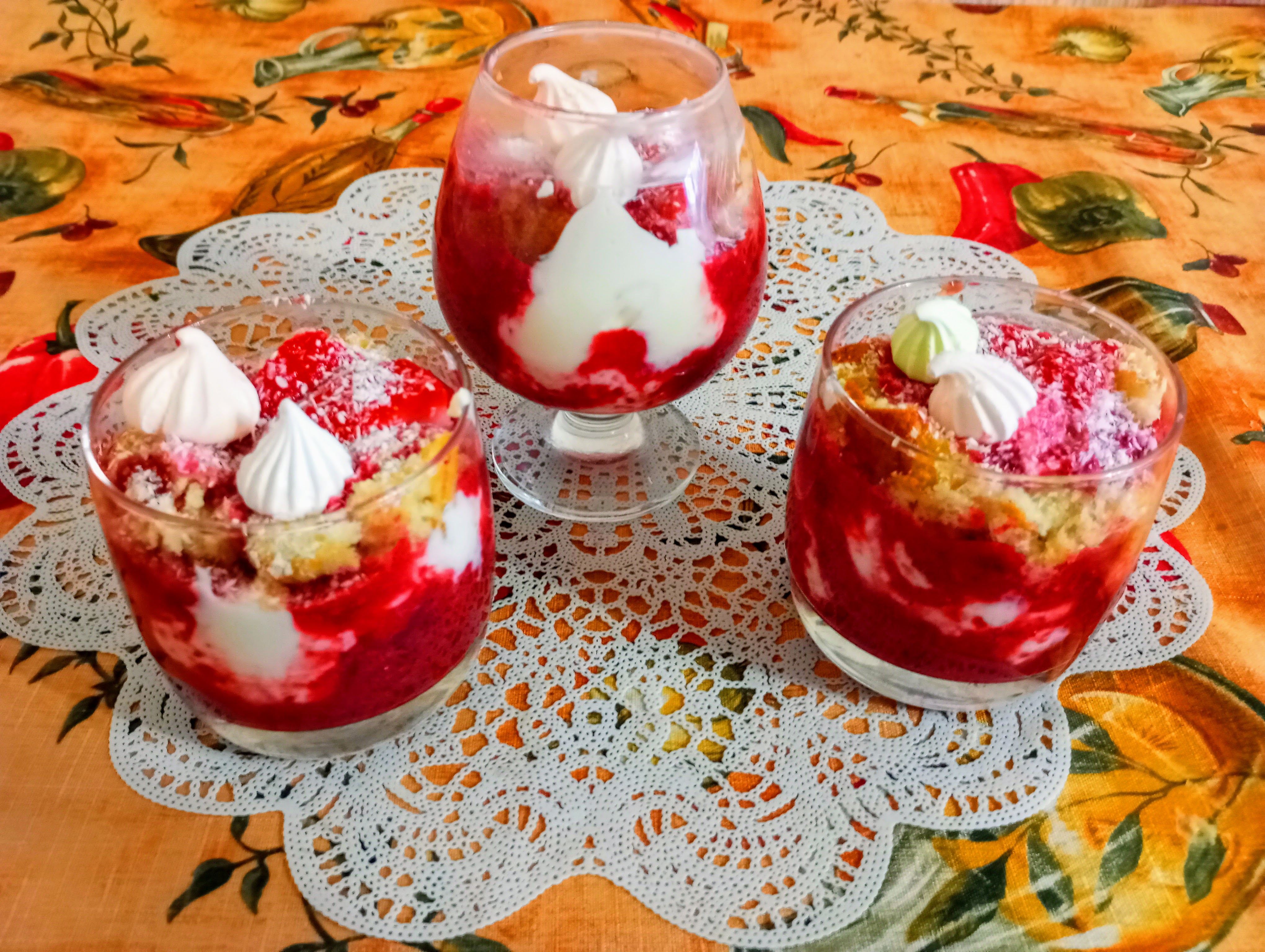 Трайфл с творожным кремом и клубникой с вишней