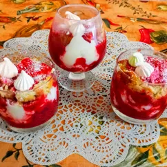 Трайфл с творожным кремом и клубникой с вишней