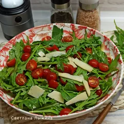 Салат из рукколы с помидорами черри