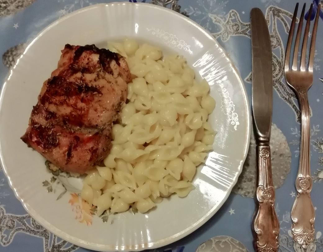 Куриные бедрышки в белом вине