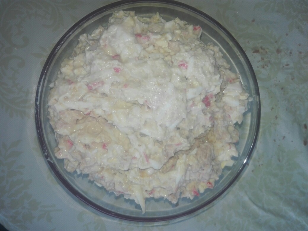 Салат с печенью трески и крабовыми палочками