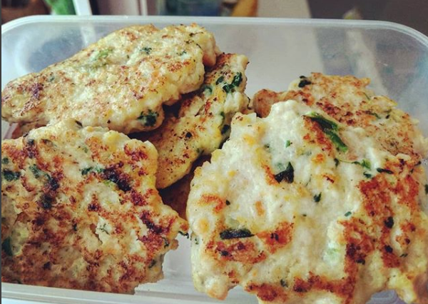 Куриные оладья с кукурузной мукой и шпинатом