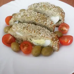 Рулет из куриного фарша с яйцом