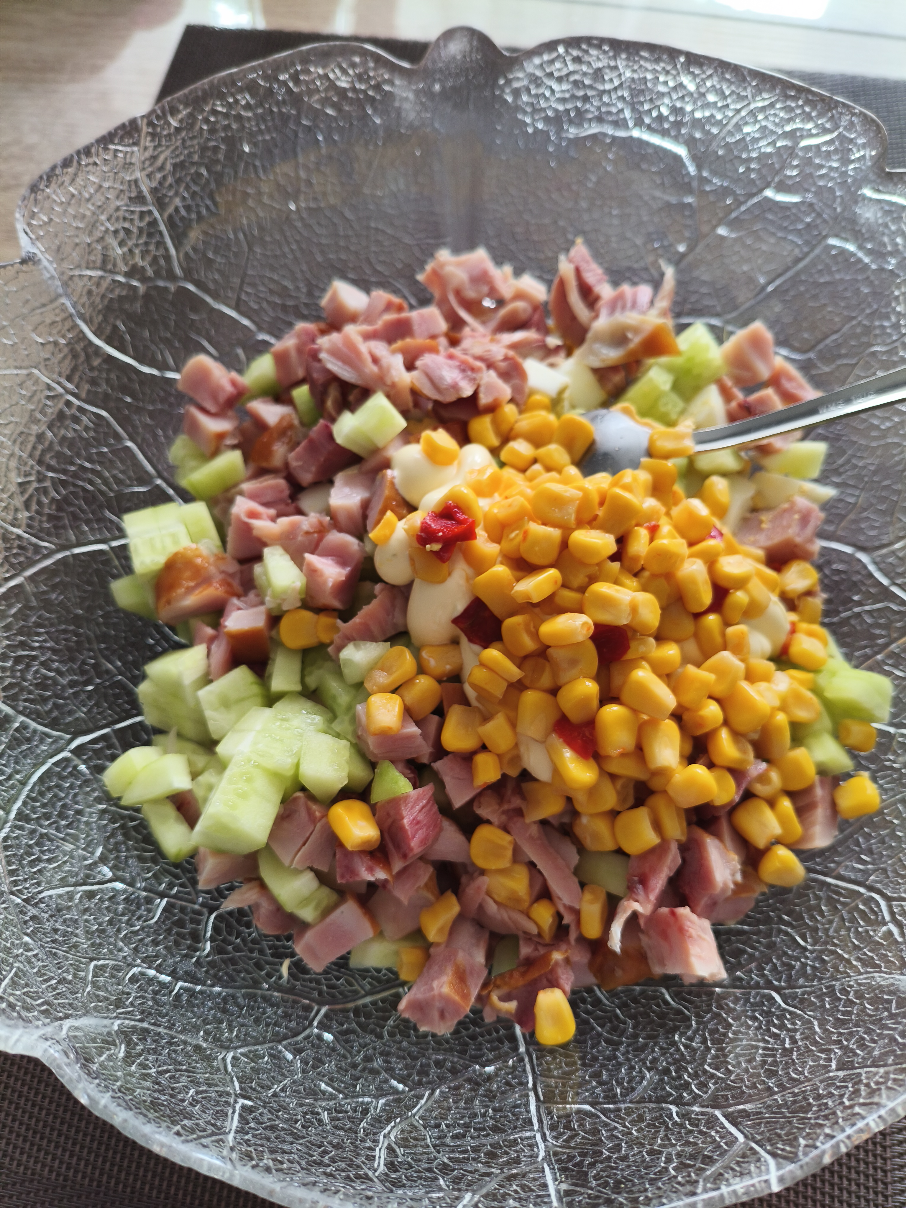 Куриный салат с яйцами и кукурузой