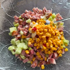 Куриный салат с яйцами и кукурузой 