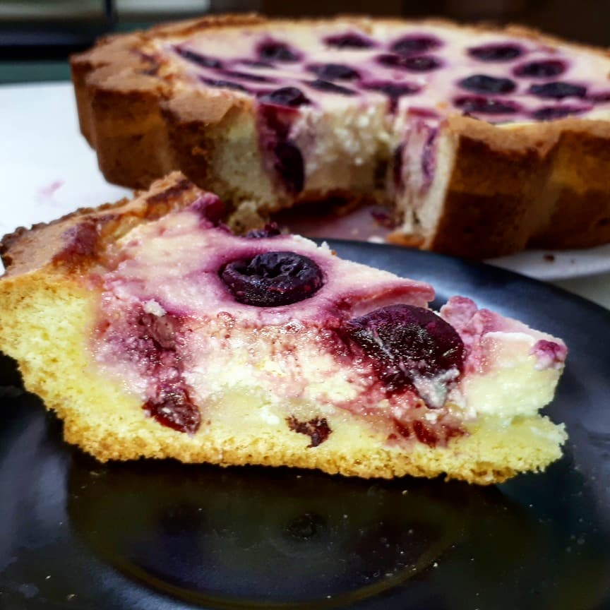 Тарт с творожной начинкой и вишней