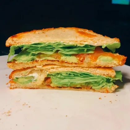 Сэндвич с авокадо и слабосолёной рыбой