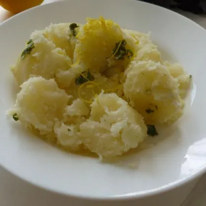 Картофель с заправкой из петрушки и лимона