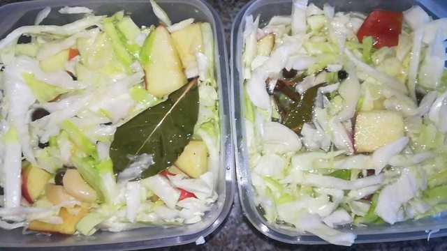 Маринованная капуста с яблоками