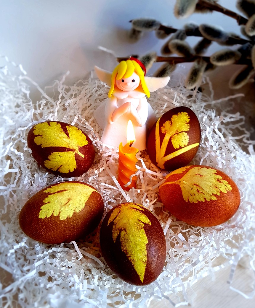Крашеные яйца луковой шелухой