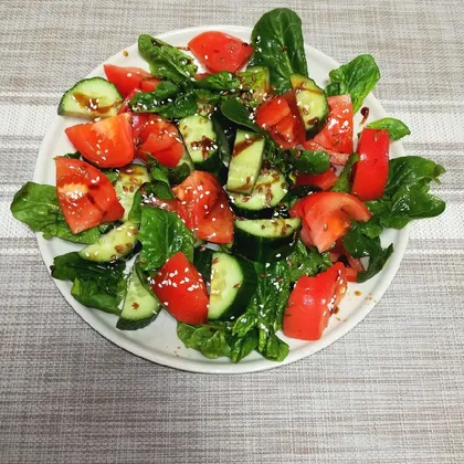 Салат овощной со шпинатом