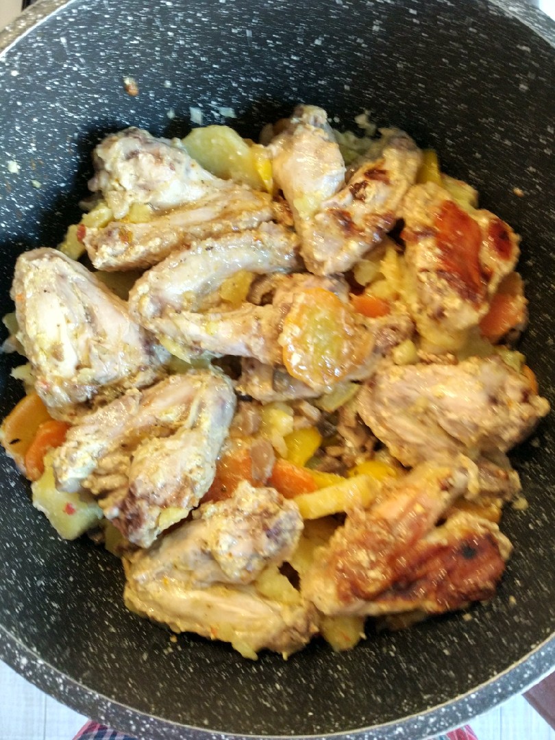Рецепт: Куриные крылышки, запеченные с картофелем