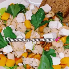 Тёплый салат с тыквой и куриной грудкой