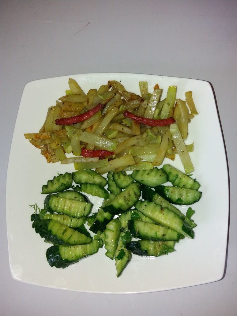 Картофель жареный с кабачком и колбасой "Загадка"