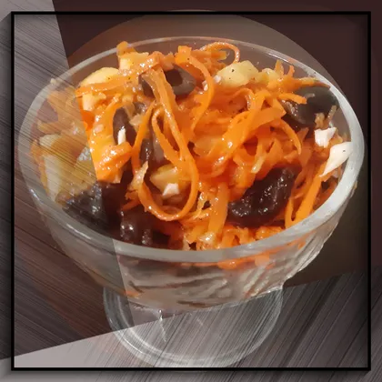 Салат с морковью по-корейски, черносливом и маслинами