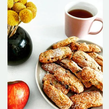 Печенье с яблоками и изюмом