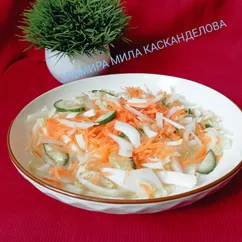  Салат из пекинской капусты, моркови и огурца