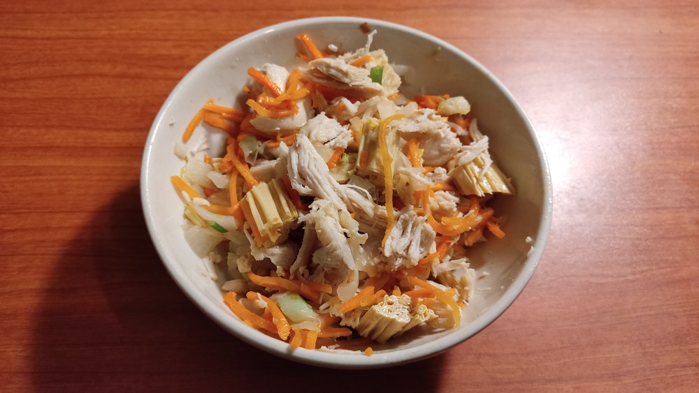 Салат из курицы со спаржей и морковью по-корейски с луком