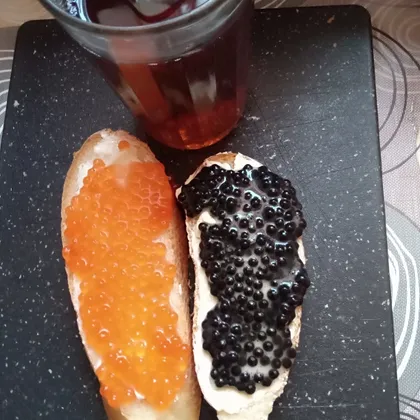 Бутерброды с красной и черной икрой