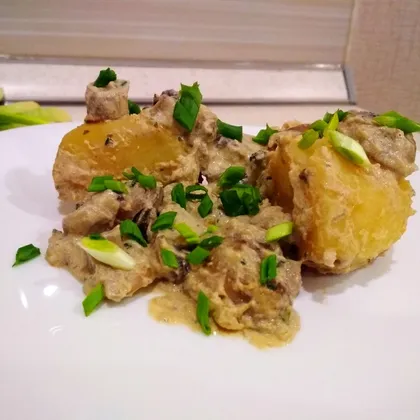 Картофель в сливочно-грибном соусе