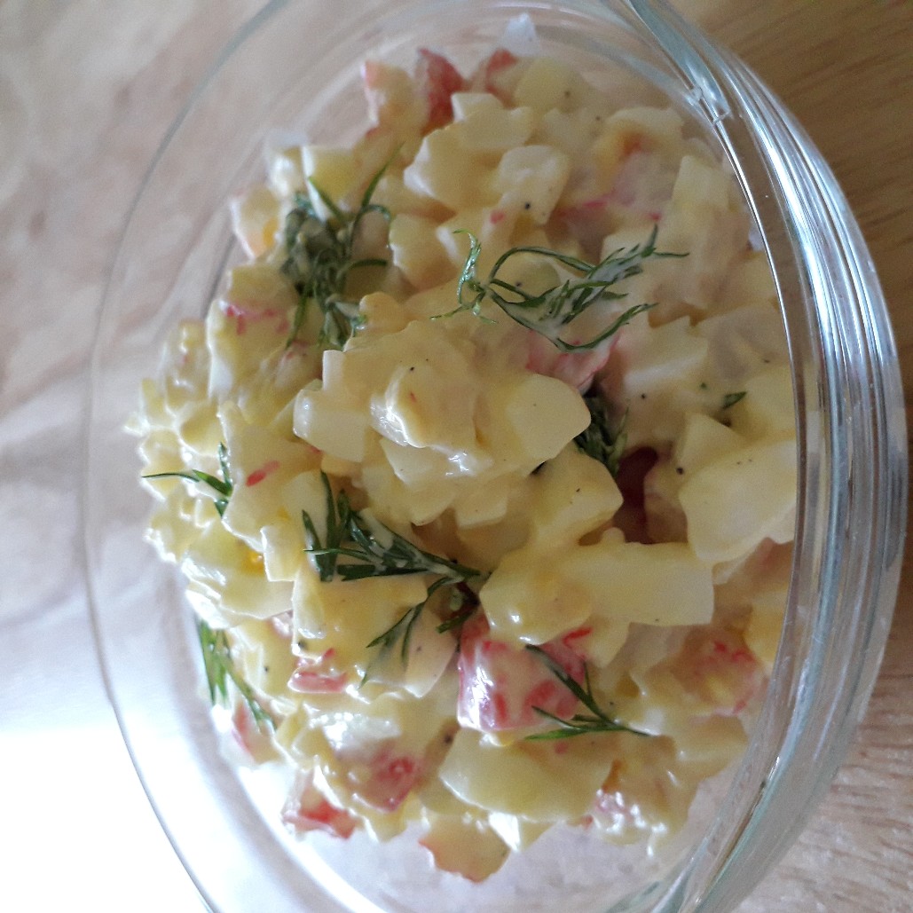 Салат из крабовых палочек с яйцами и картофелем
