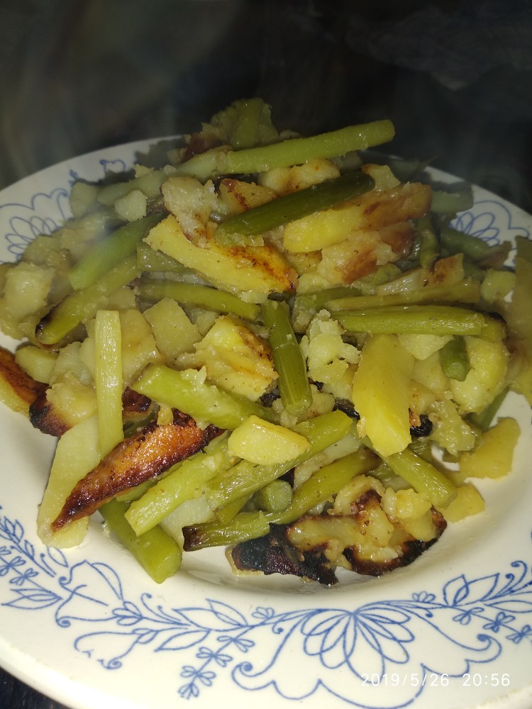 Чесночные стрелки, жареные с картофелем