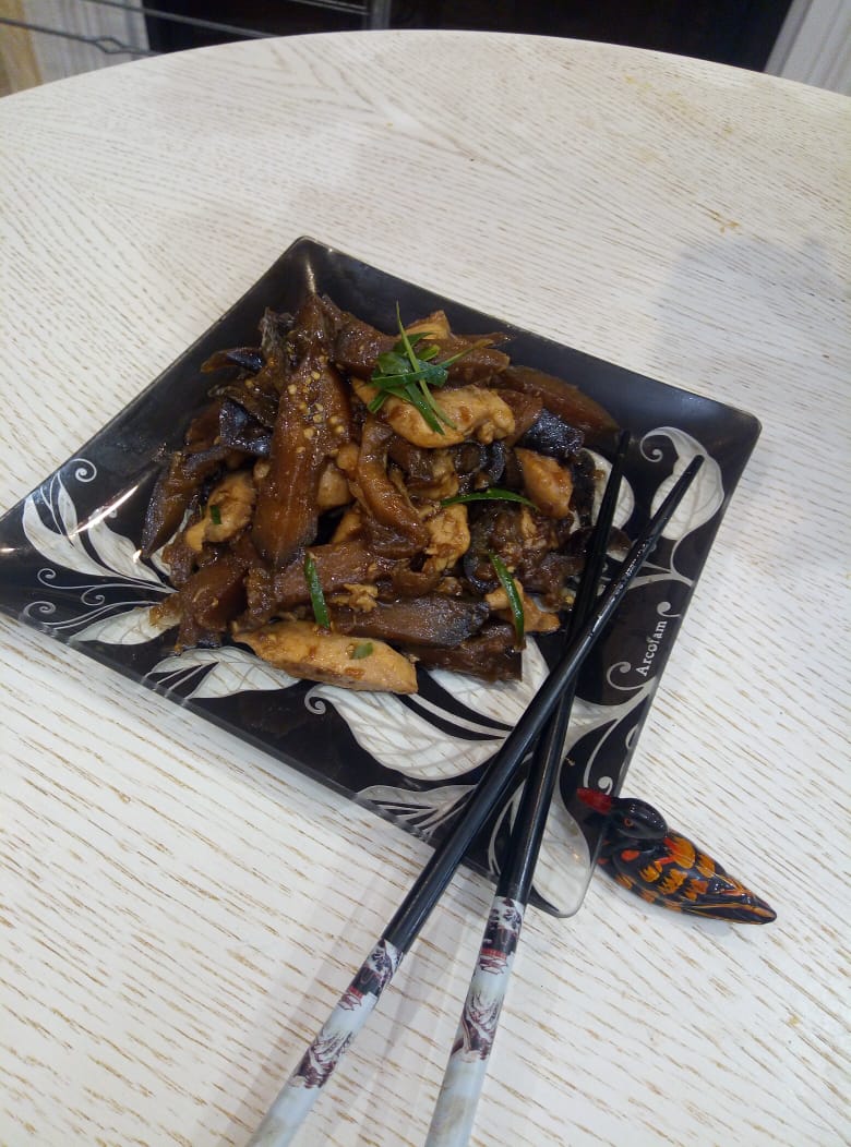Тушеная курица с баклажанами и хрустящим луком рецепт – Основные блюда. «Еда»