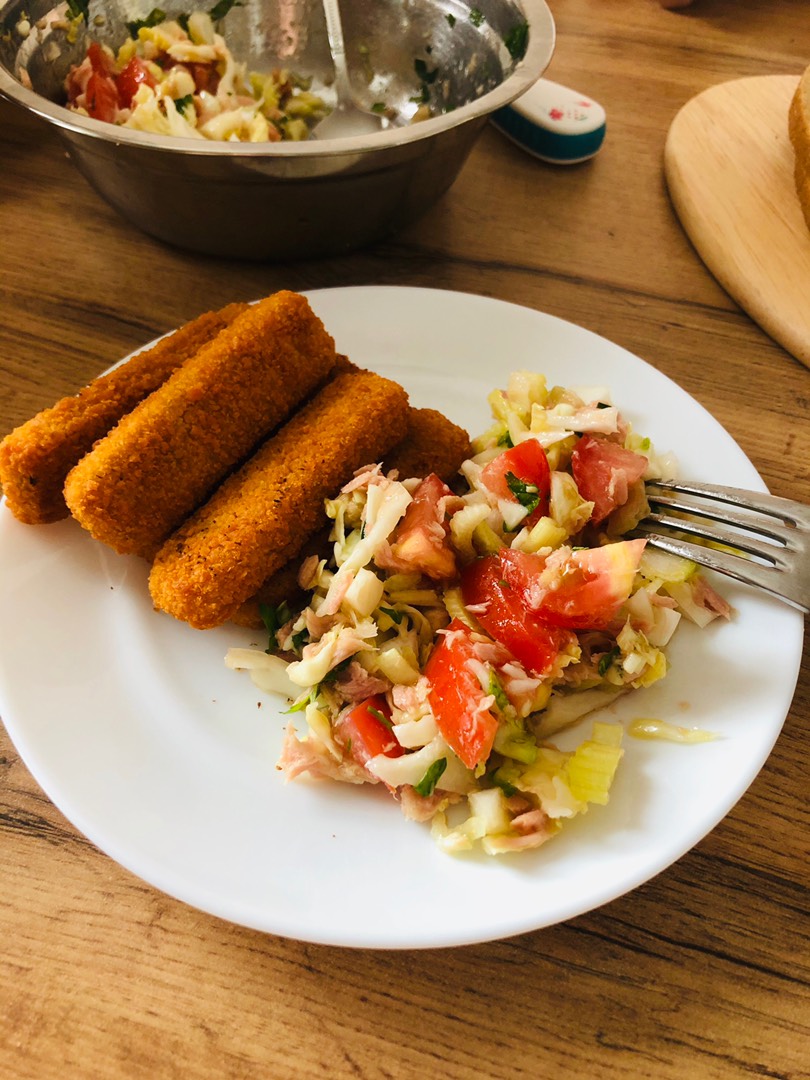Салат овощной с тунцом