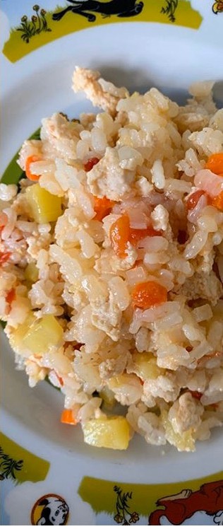 Детское рагу с курицей, рисом и кабачками