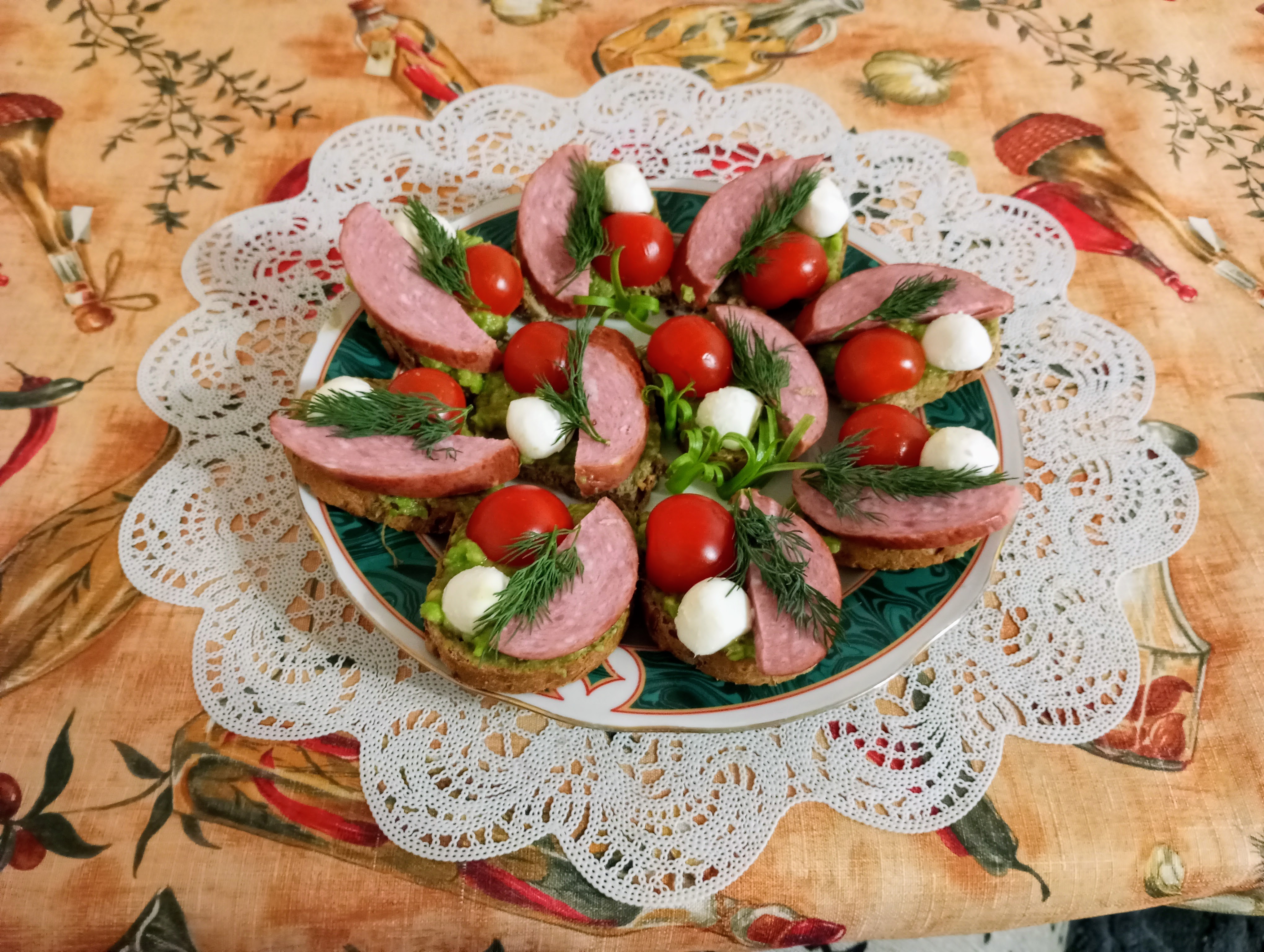 Бутерброды с авокадо, колбасой и сыром моцарелла 