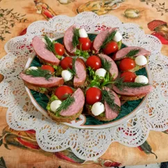 Бутерброды с авокадо, колбасой и сыром моцарелла 