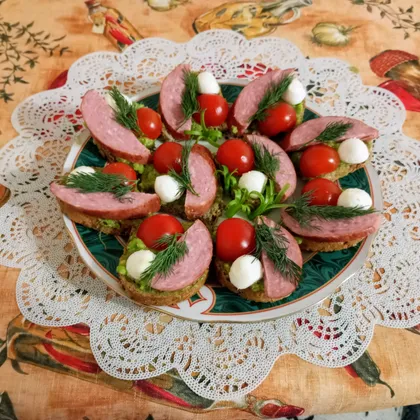 Бутерброды с авокадо, колбасой и сыром моцарелла 