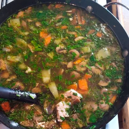 Соус со свининой, грибами и овощами