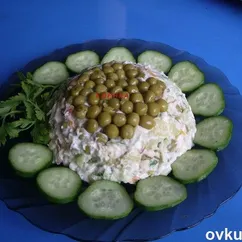 Салатик из куриного филе и колбасного сыра