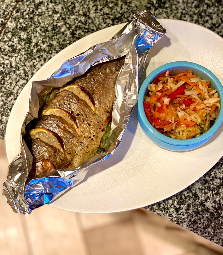 Запечённая радужная форель с летним капустным салатом