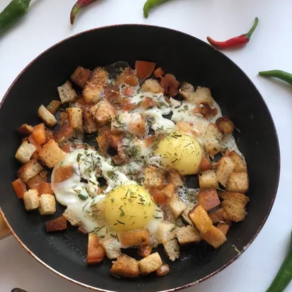 Яйца с обжаренным хлебом и помидорами на завтрак