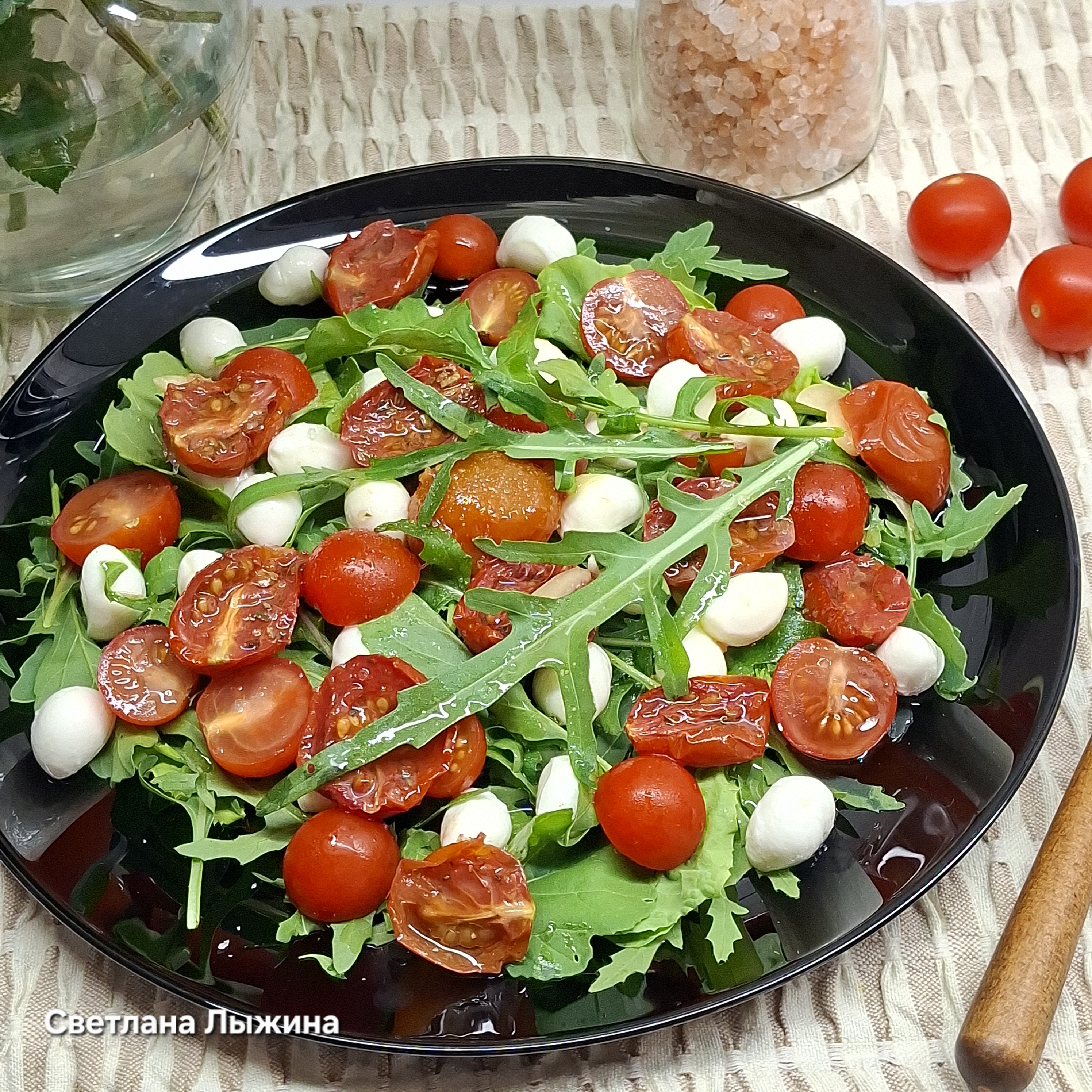 Салат с моцареллой, вялеными помидорами и черри