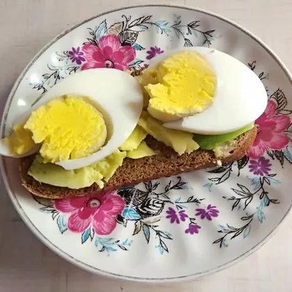 Бутерброд с авокадо и яйцом