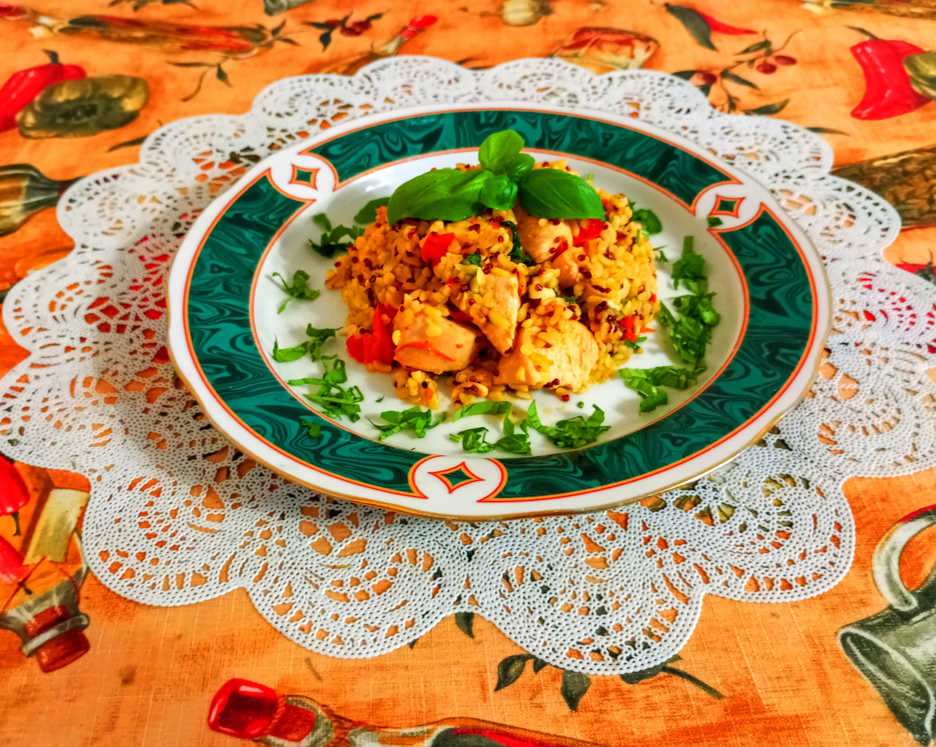 Булгур с киноа, курицей  и овощами на сковороде