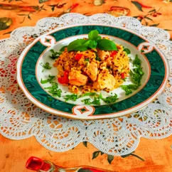 Булгур с киноа, курицей  и овощами на сковороде