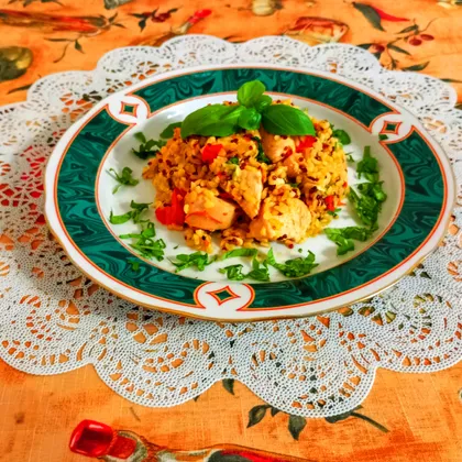 Булгур с киноа, курицей  и овощами на сковороде