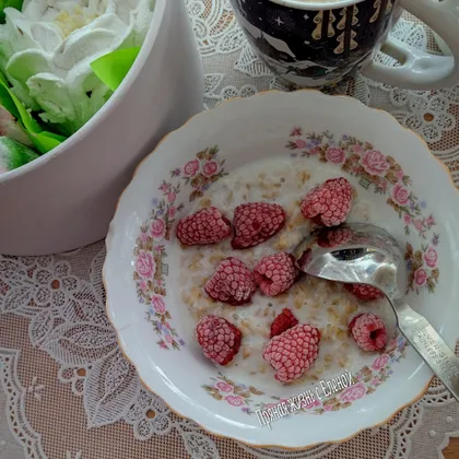 Овсяная каша с ягодами на завтрак
